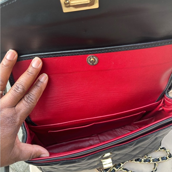 Elegant Black Quilted Handbag - Picture 5 of 8